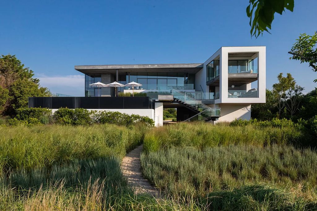 A-Stunning-Modern-Oceanfront-Mansion-in-Bridgehampton-hits-the-Market-for-52000000-2