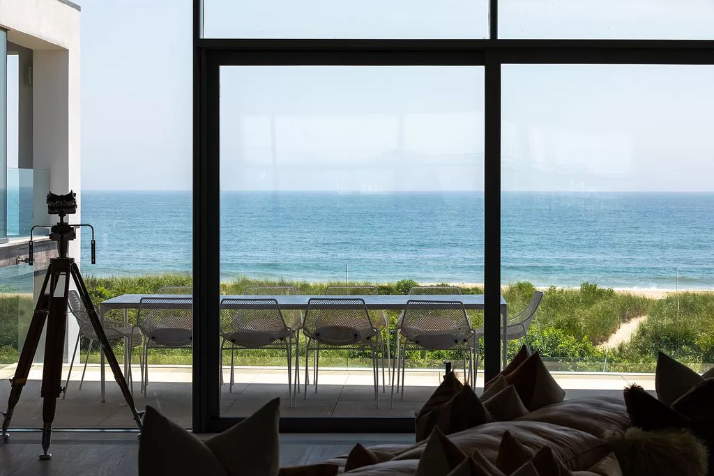 A-Stunning-Modern-Oceanfront-Mansion-in-Bridgehampton-hits-the-Market-for-52000000-21