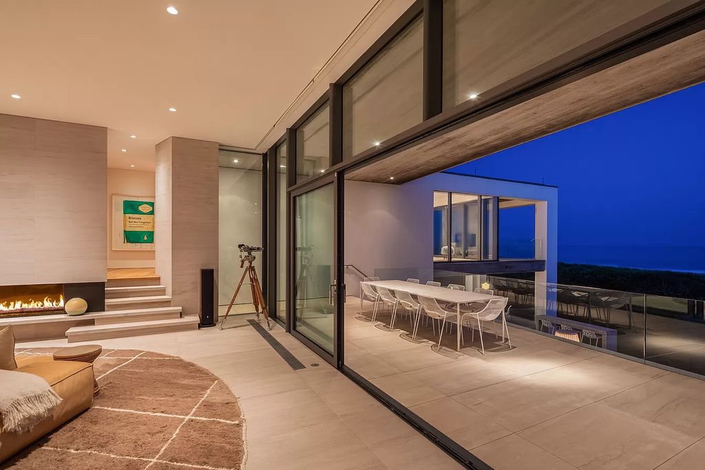 A-Stunning-Modern-Oceanfront-Mansion-in-Bridgehampton-hits-the-Market-for-52000000-23