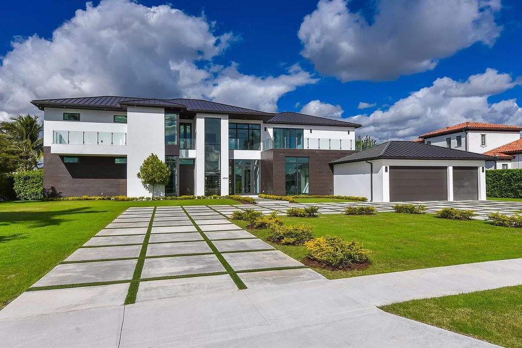 The Modern Home in Welling ton is a truly spectacular new construction modern home on a waterfront lot in the covered Cypress Island Way now available for sale. This home located at 12533 Cypress Island Way, Wellington, Florida