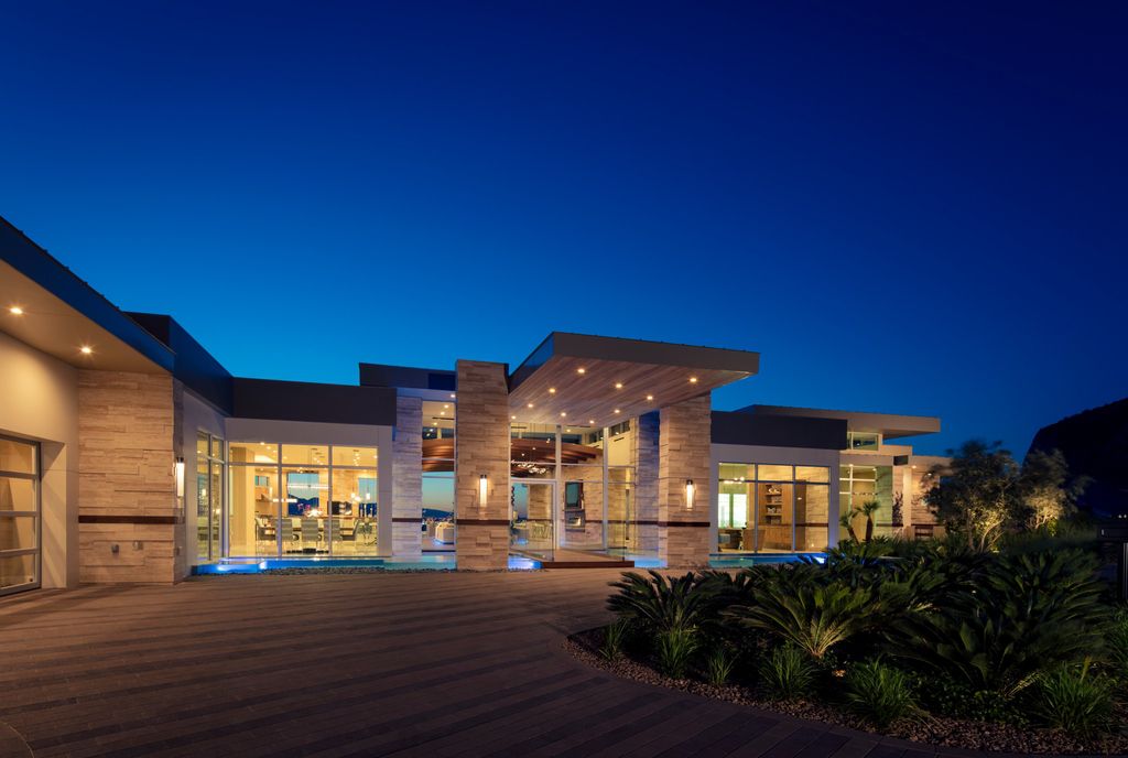 Aesthetic House in Nevada known as Waters Edge at MacDonald Highlands is designed and built by legendary Sun West Custom Homes. Elevated on a ridge within the coveted MacDonald Highlands community, this awe-inspiring estate showcases the most phenomenal views