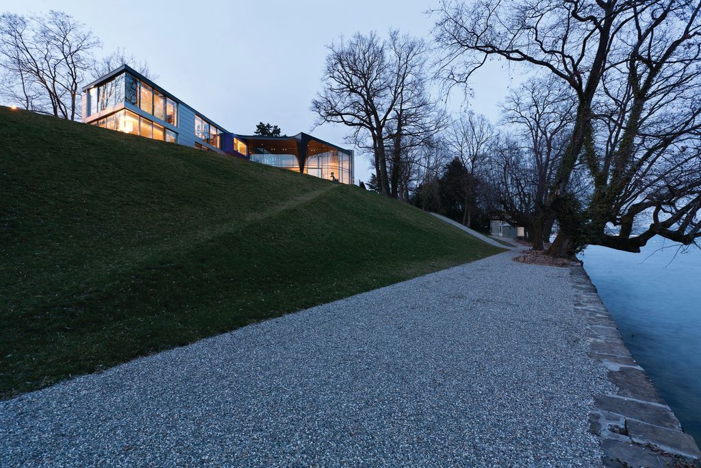 An Impressive Lake House with Dramatic Triangular shaped site by SAOTA (