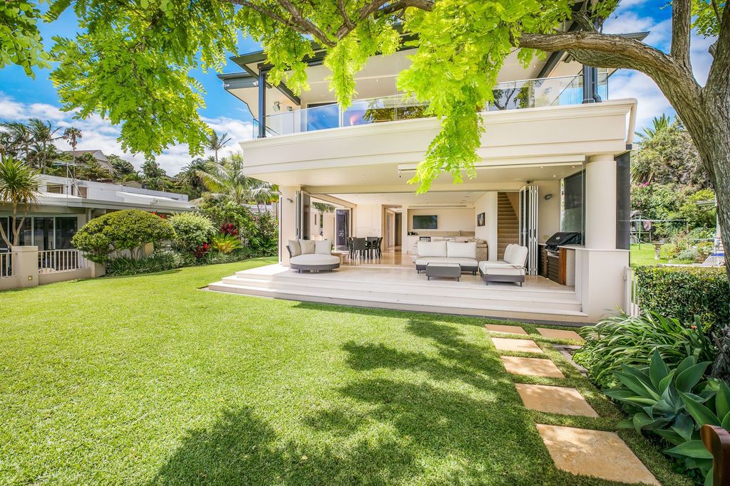 Beachfront villa in New South Wales with Gunnamatta Bay view for sale