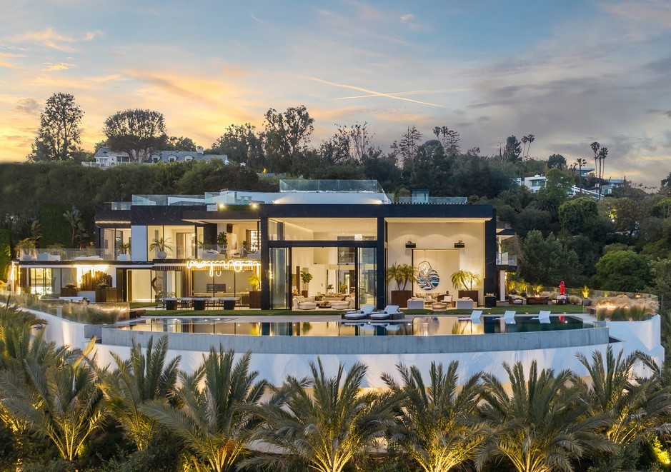 The Bel Air Mansion is an architectural masterpiece sits at the top of a promontory has arguably the greatest views of Los Angeles now available for sale. This home located at 777 Sarbonne Rd, Los Angeles, California