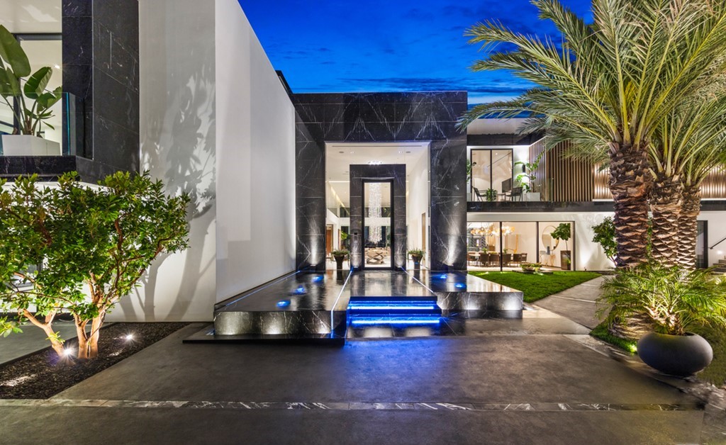 The Bel Air Mansion is an architectural masterpiece sits at the top of a promontory has arguably the greatest views of Los Angeles now available for sale. This home located at 777 Sarbonne Rd, Los Angeles, California