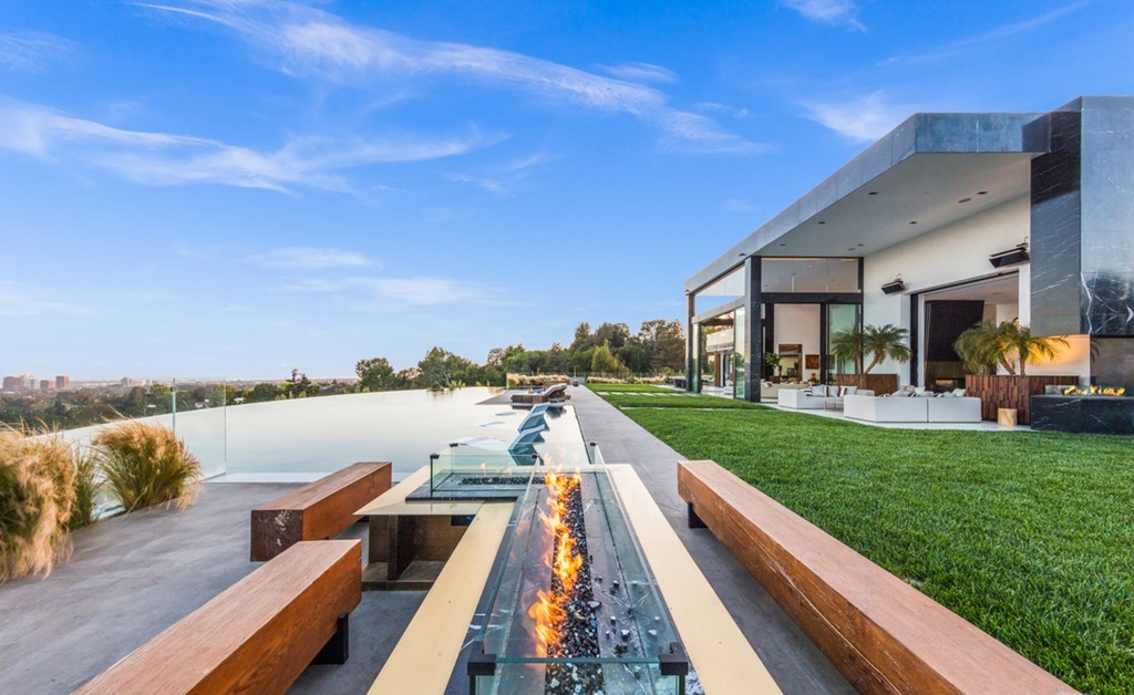 The Bel Air Mansion is an architectural masterpiece sits at the top of a promontory has arguably the greatest views of Los Angeles now available for sale. This home located at 777 Sarbonne Rd, Los Angeles, California