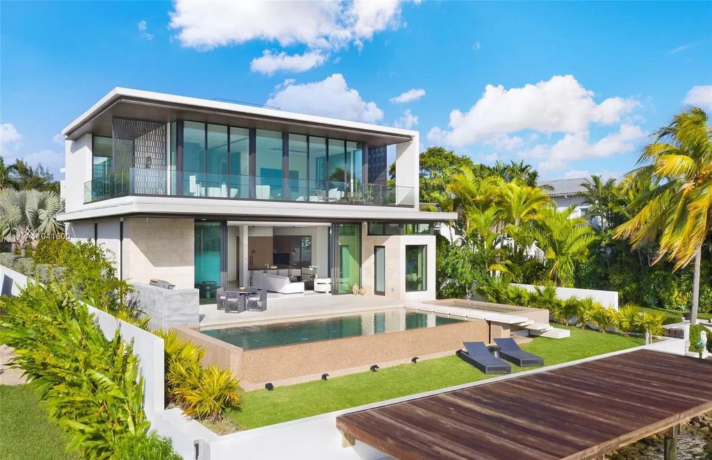 The Modern Luxury Waterfront Villa in Miami Beach is a masterpiece on coveted address of Hibiscus Island now available for sale. This home located at 160 S Hibiscus Dr, Miami Beach, Florida