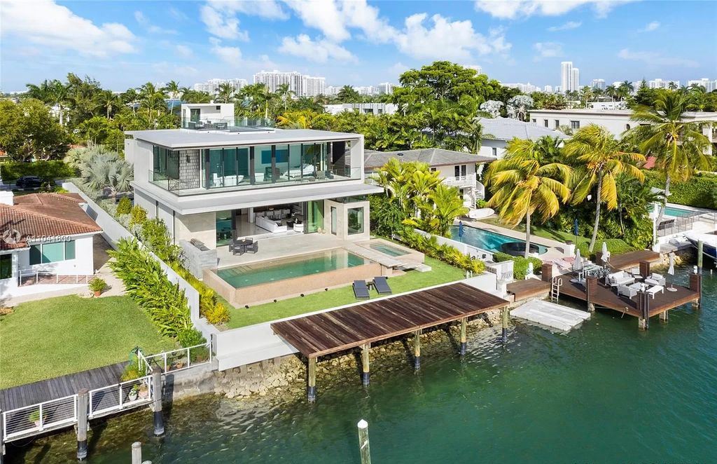 The Modern Luxury Waterfront Villa in Miami Beach is a masterpiece on coveted address of Hibiscus Island now available for sale. This home located at 160 S Hibiscus Dr, Miami Beach, Florida