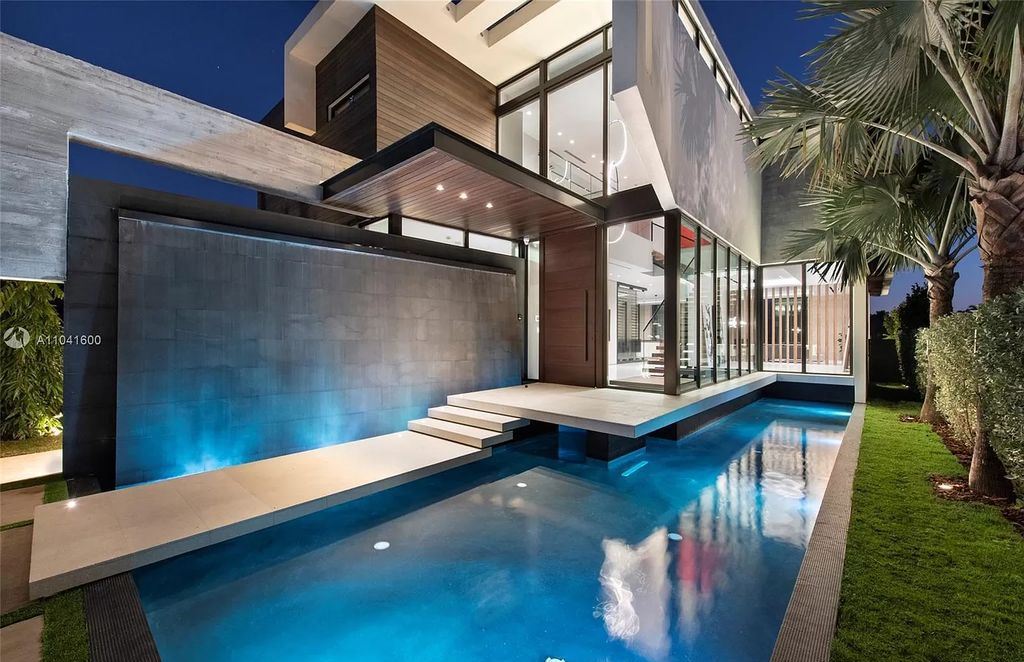 The Modern Luxury Waterfront Villa in Miami Beach is a masterpiece on coveted address of Hibiscus Island now available for sale. This home located at 160 S Hibiscus Dr, Miami Beach, Florida