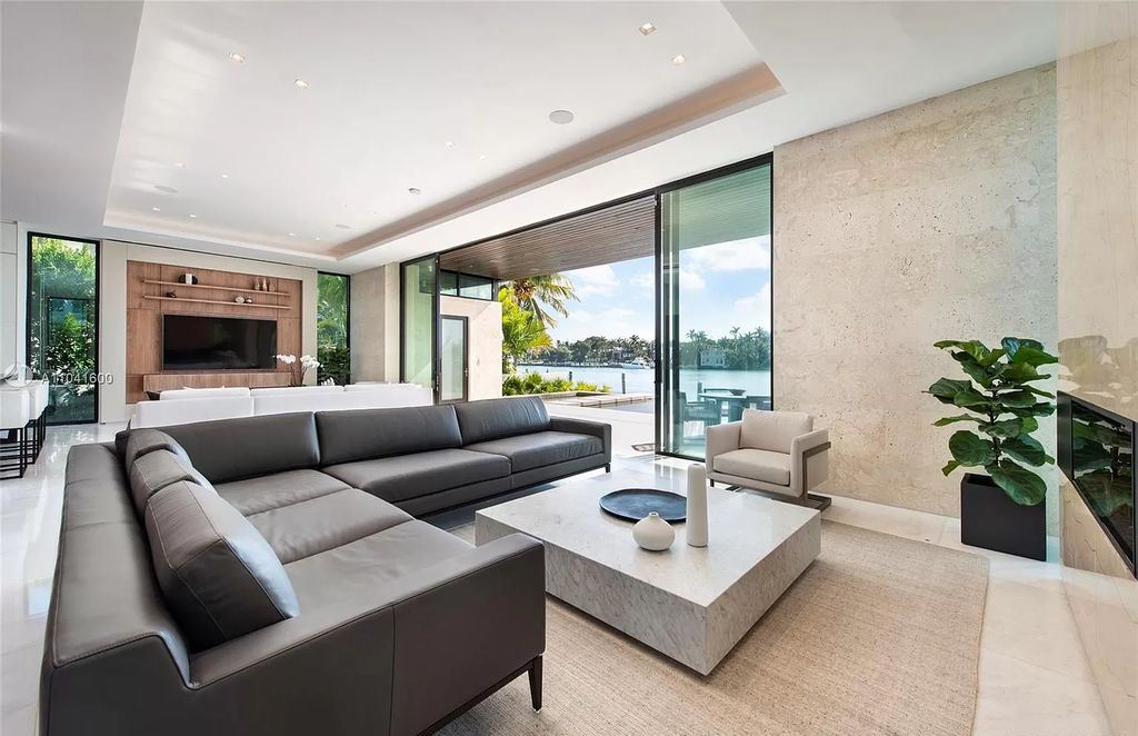 The Modern Luxury Waterfront Villa in Miami Beach is a masterpiece on coveted address of Hibiscus Island now available for sale. This home located at 160 S Hibiscus Dr, Miami Beach, Florida