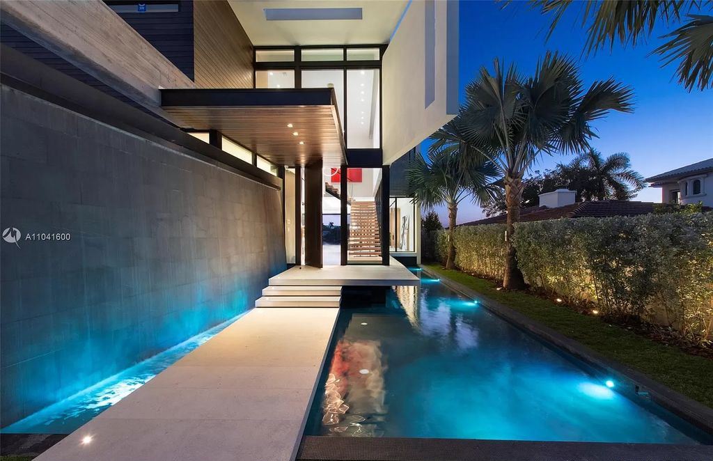 The Modern Luxury Waterfront Villa in Miami Beach is a masterpiece on coveted address of Hibiscus Island now available for sale. This home located at 160 S Hibiscus Dr, Miami Beach, Florida