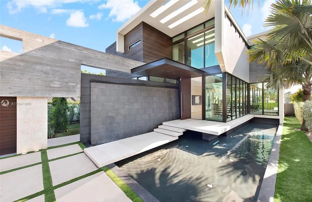 The Modern Luxury Waterfront Villa in Miami Beach is a masterpiece on coveted address of Hibiscus Island now available for sale. This home located at 160 S Hibiscus Dr, Miami Beach, Florida