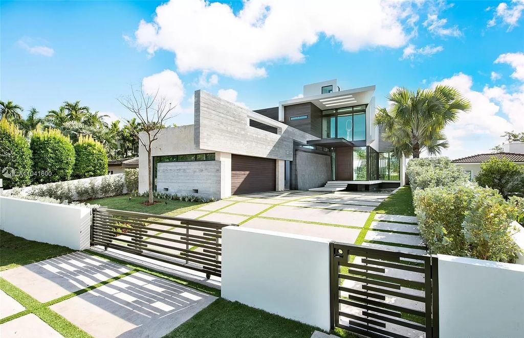 The Modern Luxury Waterfront Villa in Miami Beach is a masterpiece on coveted address of Hibiscus Island now available for sale. This home located at 160 S Hibiscus Dr, Miami Beach, Florida