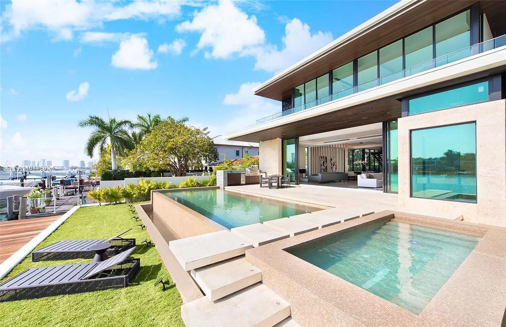 The Modern Luxury Waterfront Villa in Miami Beach is a masterpiece on coveted address of Hibiscus Island now available for sale. This home located at 160 S Hibiscus Dr, Miami Beach, Florida