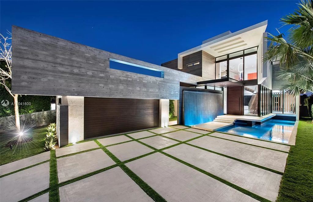 The Modern Luxury Waterfront Villa in Miami Beach is a masterpiece on coveted address of Hibiscus Island now available for sale. This home located at 160 S Hibiscus Dr, Miami Beach, Florida