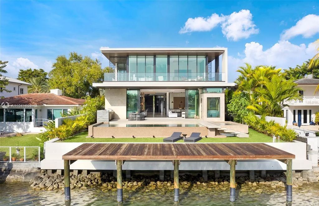 The Modern Luxury Waterfront Villa in Miami Beach is a masterpiece on coveted address of Hibiscus Island now available for sale. This home located at 160 S Hibiscus Dr, Miami Beach, Florida