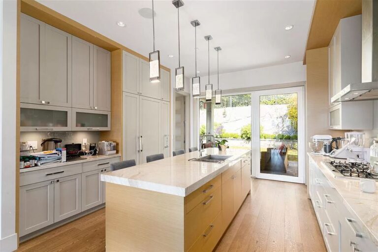 C$5,580,000 Modern Retro Home in West Vancouver features Beautiful ...
