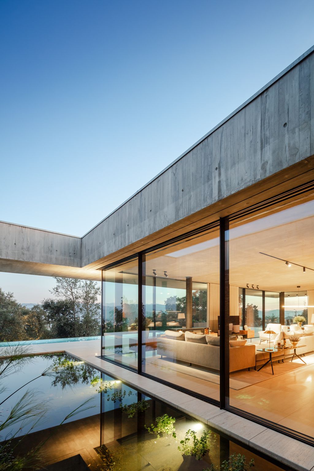 Cork-Trees-House-by-Trama-Arquitetos-a-Raw-concrete-floats-over-Horizon-1