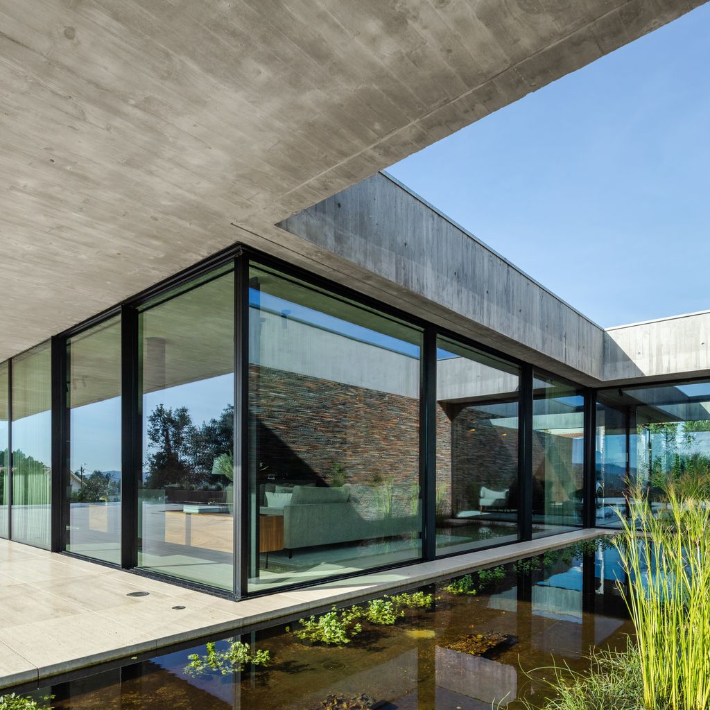 Cork-Trees-House-by-Trama-Arquitetos-a-Raw-concrete-floats-over-Horizon-10