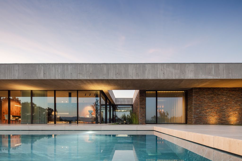 Cork-Trees-House-by-Trama-Arquitetos-a-Raw-concrete-floats-over-Horizon-16