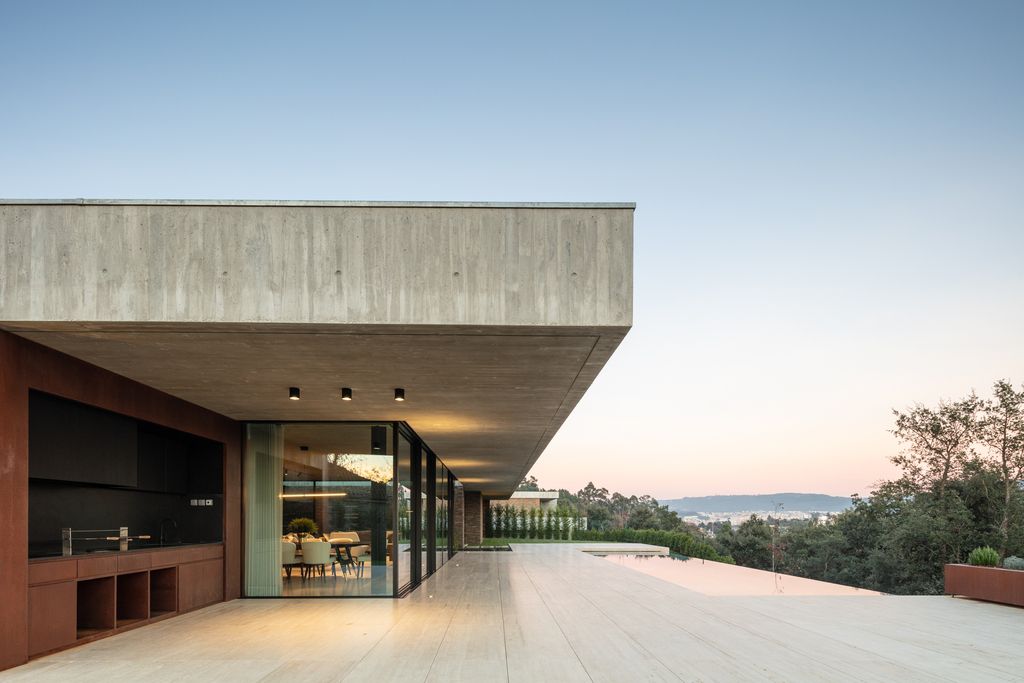 Cork Trees House by Trama Arquitetos, a Raw concrete floats over Horizon