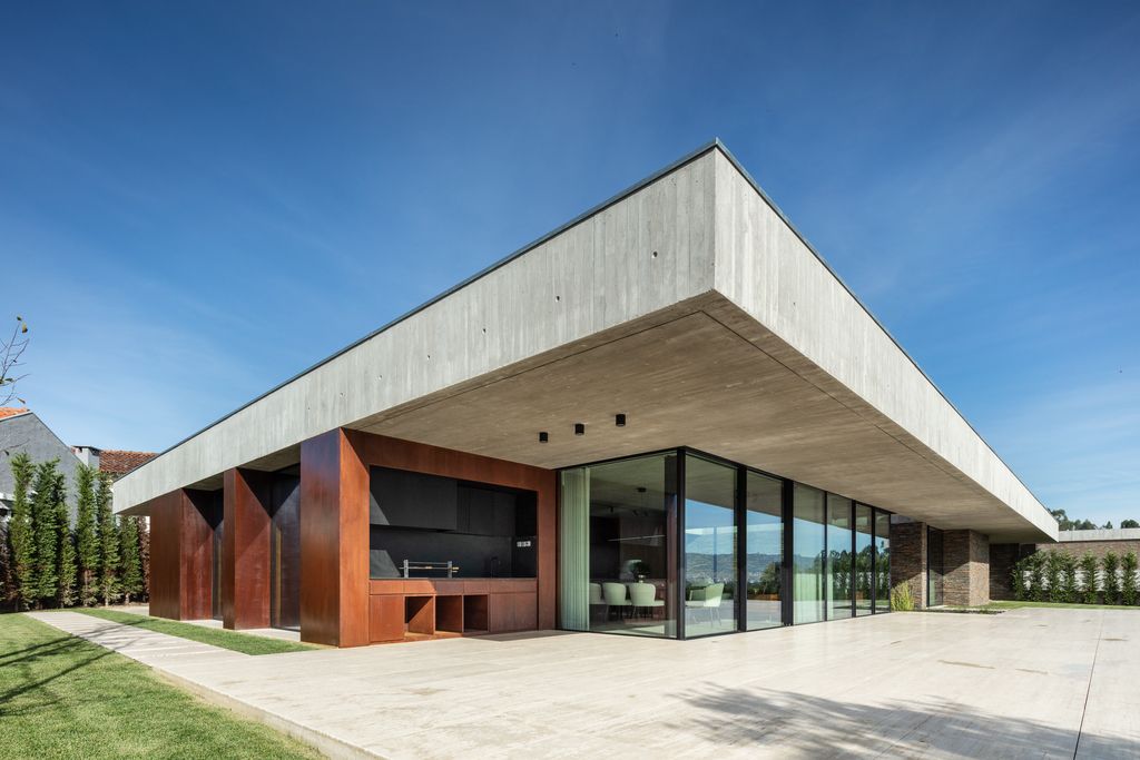 Cork-Trees-House-by-Trama-Arquitetos-a-Raw-concrete-floats-over-Horizon-20