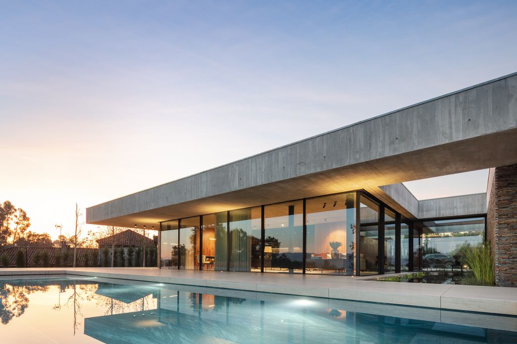 Cork-Trees-House-by-Trama-Arquitetos-a-Raw-concrete-floats-over-Horizon-23