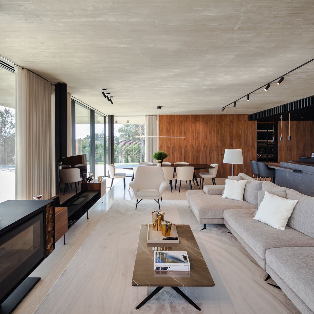 Cork Trees House by Trama Arquitetos, a Raw concrete floats over Horizon