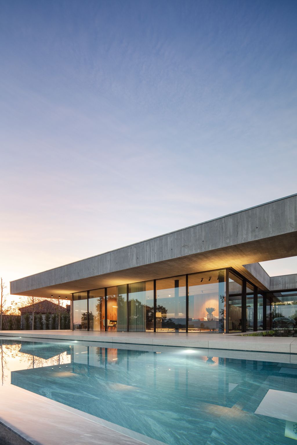 Cork Trees House by Trama Arquitetos, a Raw concrete floats over Horizon