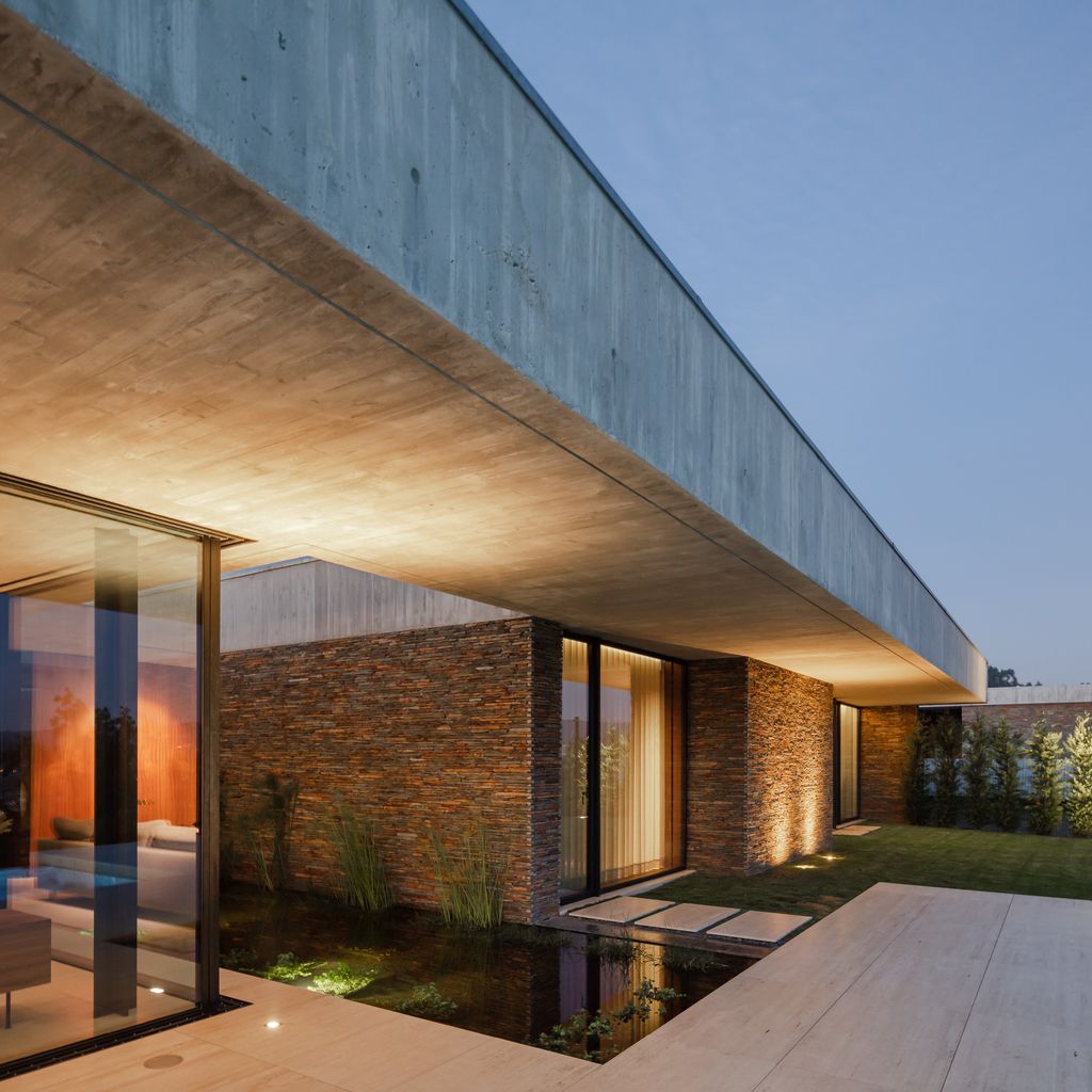 Cork Trees House by Trama Arquitetos, a Raw concrete floats over Horizon