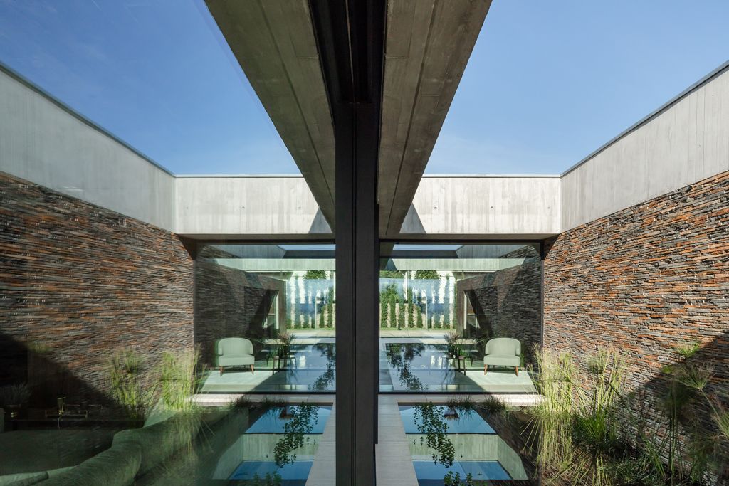 Cork Trees House by Trama Arquitetos, a Raw concrete floats over Horizon