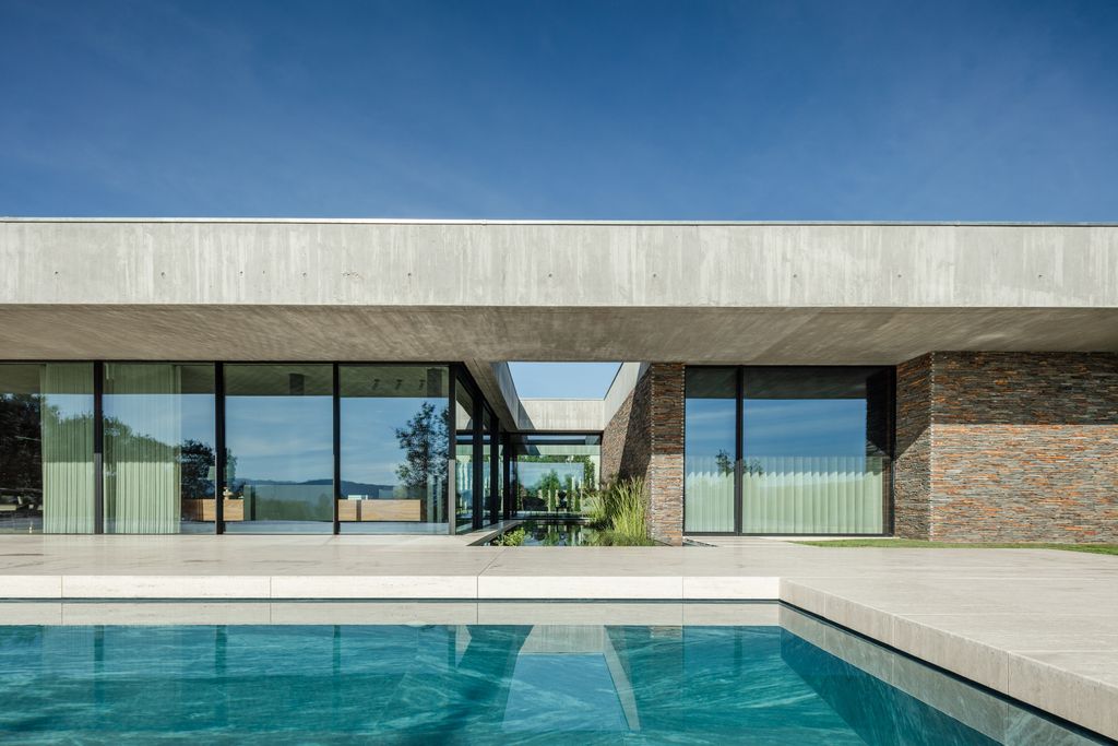 Cork Trees House by Trama Arquitetos, a Raw concrete floats over Horizon