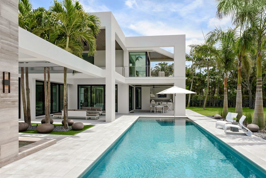 This Pinecrest Modern Estate in Florida, United States was executed by prestigious Hollub Homes. This home is located on a 50,530 sq ft lot to accommodate a N-S tennis court. Experience the ultimate in modern luxury, legendary quality and design