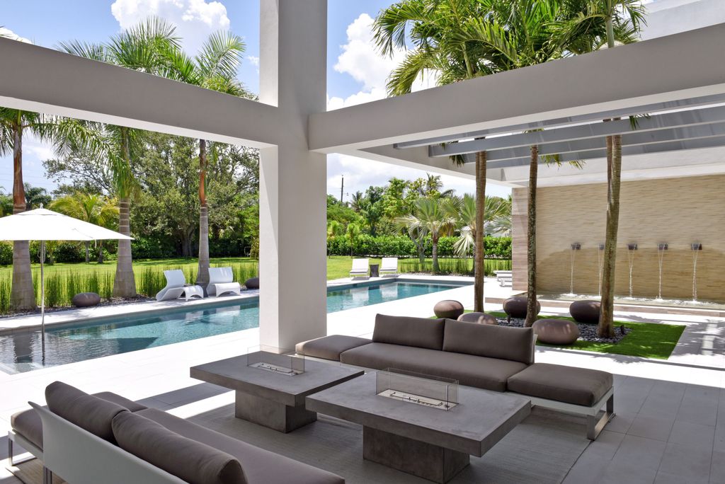 This Pinecrest Modern Estate in Florida, United States was executed by prestigious Hollub Homes. This home is located on a 50,530 sq ft lot to accommodate a N-S tennis court. Experience the ultimate in modern luxury, legendary quality and design