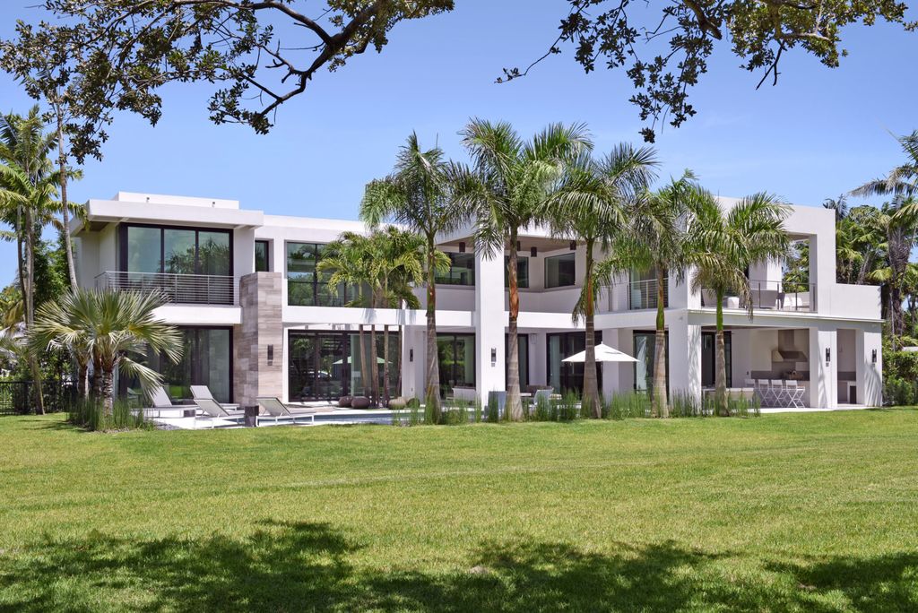 This Pinecrest Modern Estate in Florida, United States was executed by prestigious Hollub Homes. This home is located on a 50,530 sq ft lot to accommodate a N-S tennis court. Experience the ultimate in modern luxury, legendary quality and design