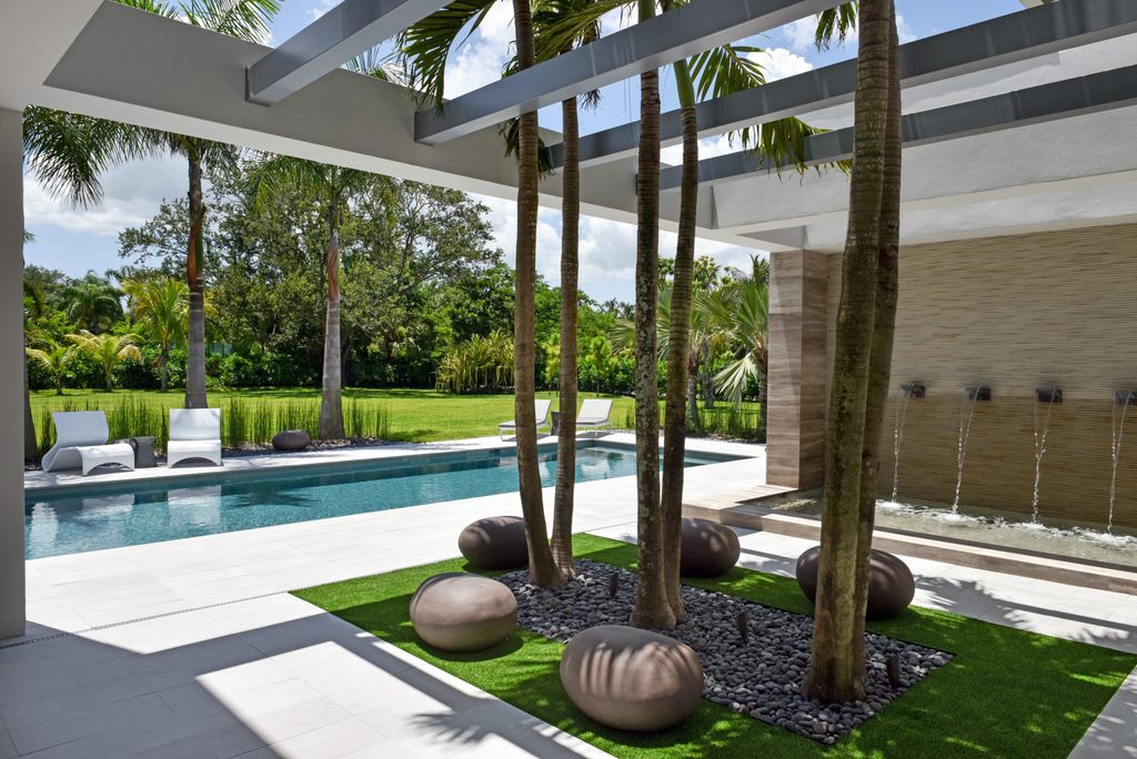 This Pinecrest Modern Estate in Florida, United States was executed by prestigious Hollub Homes. This home is located on a 50,530 sq ft lot to accommodate a N-S tennis court. Experience the ultimate in modern luxury, legendary quality and design