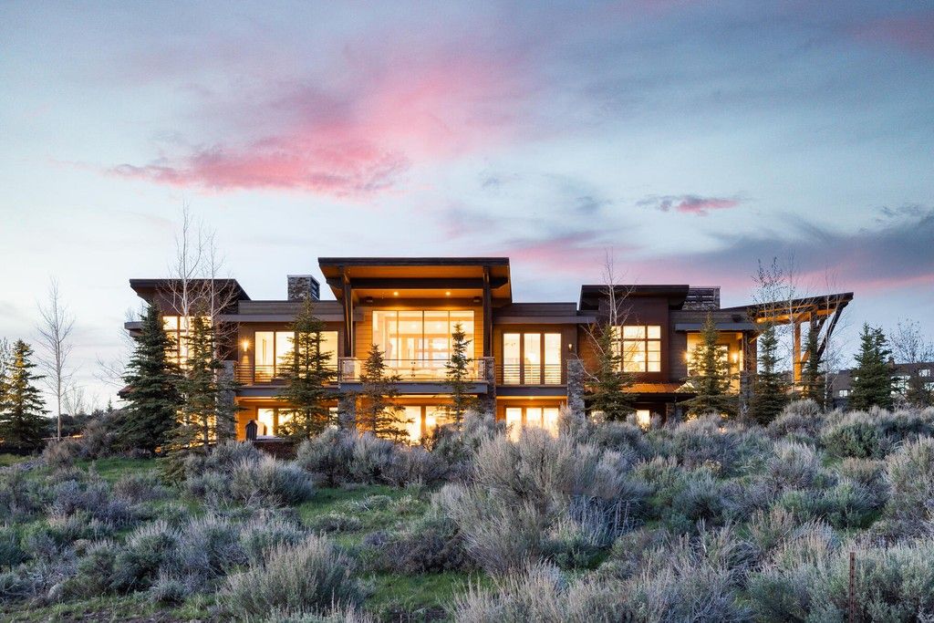 The Utah Home is an exquisite mountain contemporary masterpiece in Park City showcases the ultimate mountain lifestyle now available for sale. This home located at 7670 N West Hills Trl, Park City, Utah