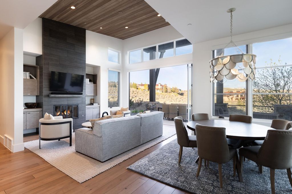 The Utah Home is an exquisite mountain contemporary masterpiece in Park City showcases the ultimate mountain lifestyle now available for sale. This home located at 7670 N West Hills Trl, Park City, Utah