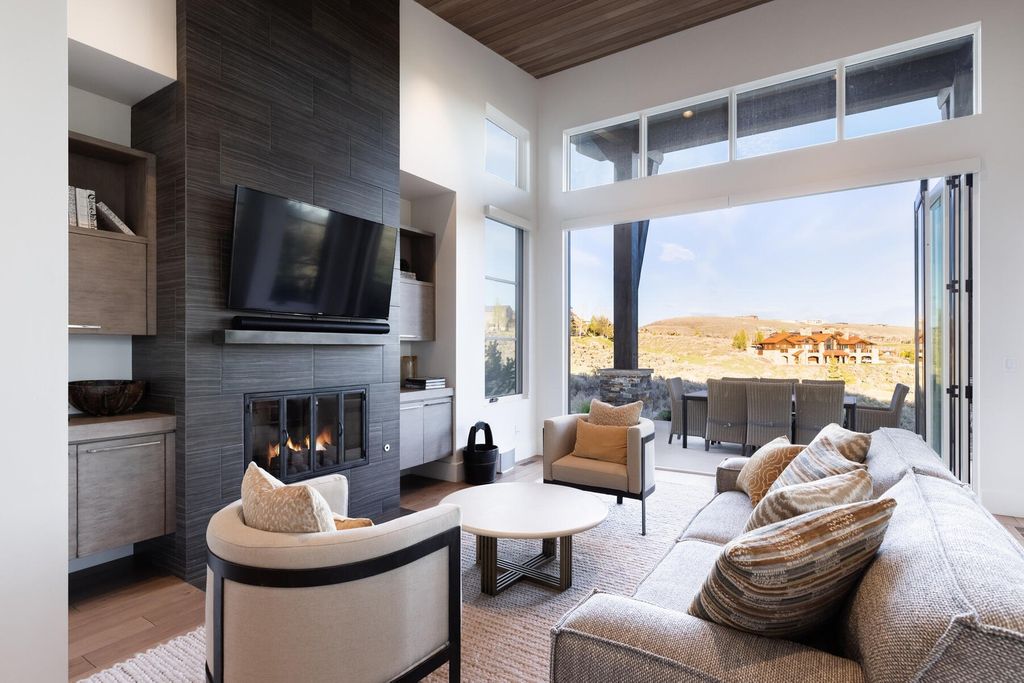 The Utah Home is an exquisite mountain contemporary masterpiece in Park City showcases the ultimate mountain lifestyle now available for sale. This home located at 7670 N West Hills Trl, Park City, Utah