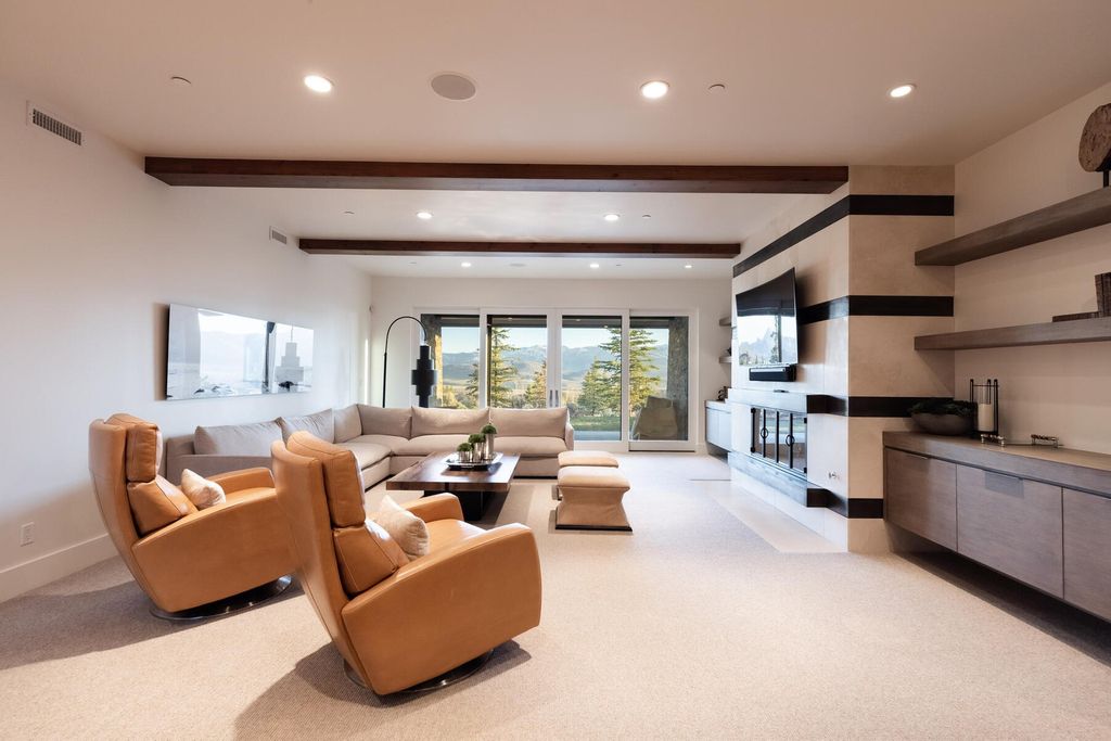 The Utah Home is an exquisite mountain contemporary masterpiece in Park City showcases the ultimate mountain lifestyle now available for sale. This home located at 7670 N West Hills Trl, Park City, Utah