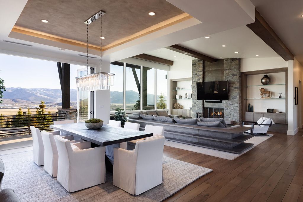 The Utah Home is an exquisite mountain contemporary masterpiece in Park City showcases the ultimate mountain lifestyle now available for sale. This home located at 7670 N West Hills Trl, Park City, Utah