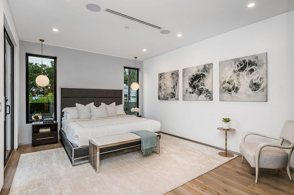 This Flawless Modern Home in Studio City was built and designed by the famous Arzuman Brothers. The house is seamlessly blending exquisite design, and an impeccable choice of quality materials as well as embracing the security and convenience of today’s most up-to-date technology