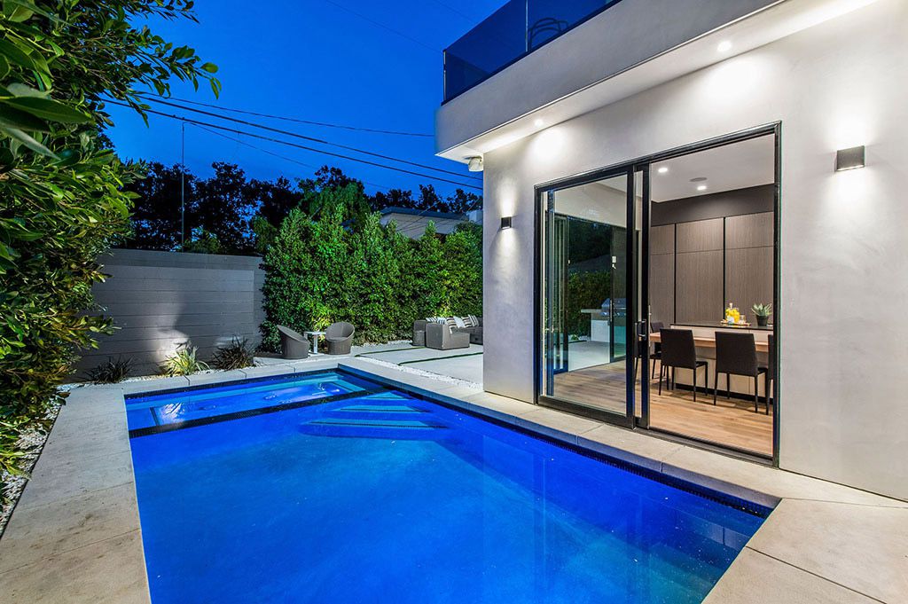 This Flawless Modern Home in Studio City was built and designed by the famous Arzuman Brothers. The house is seamlessly blending exquisite design, and an impeccable choice of quality materials as well as embracing the security and convenience of today’s most up-to-date technology