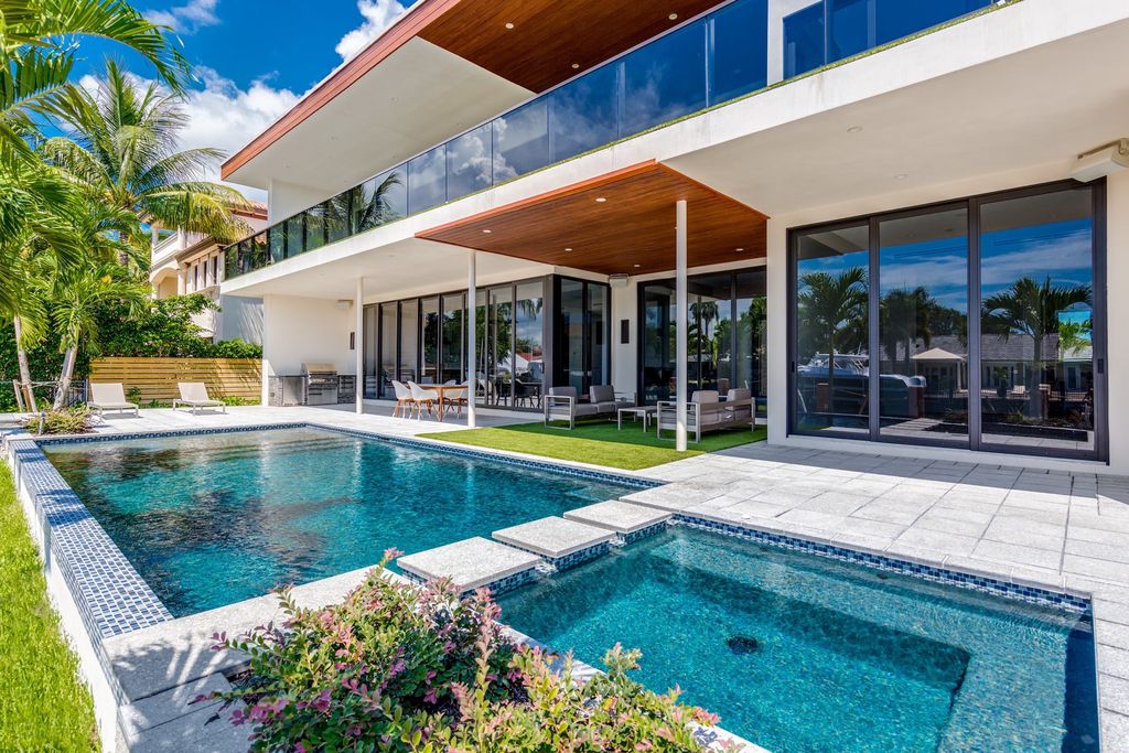 This Fort Lauderdale House in Florida was executed by legendary Ark Residential Corp. The property is the perfect mix between the mid-century modern design and some modern flair