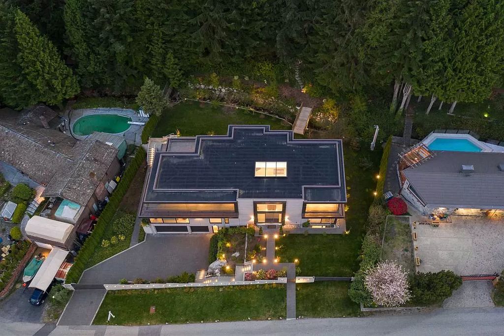 The Gorgeous House in West Vancouver is an ultra-luxurious now available for sale. This home located at 625 Saint Andrews Rd, West Vancouver, BC V7S 1V5, Canada