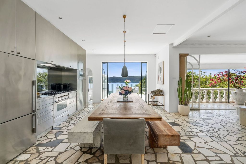 Gorgeous-Palm-Beach-villa-in-New-South-Wales-with-idyllic-views-of-Pittwater-bay-for-sale-12