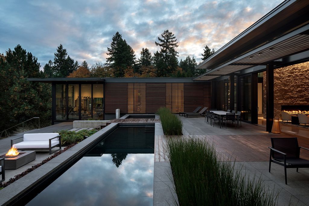 Graceful Glass Link House with nature connection by Edwards Architecture