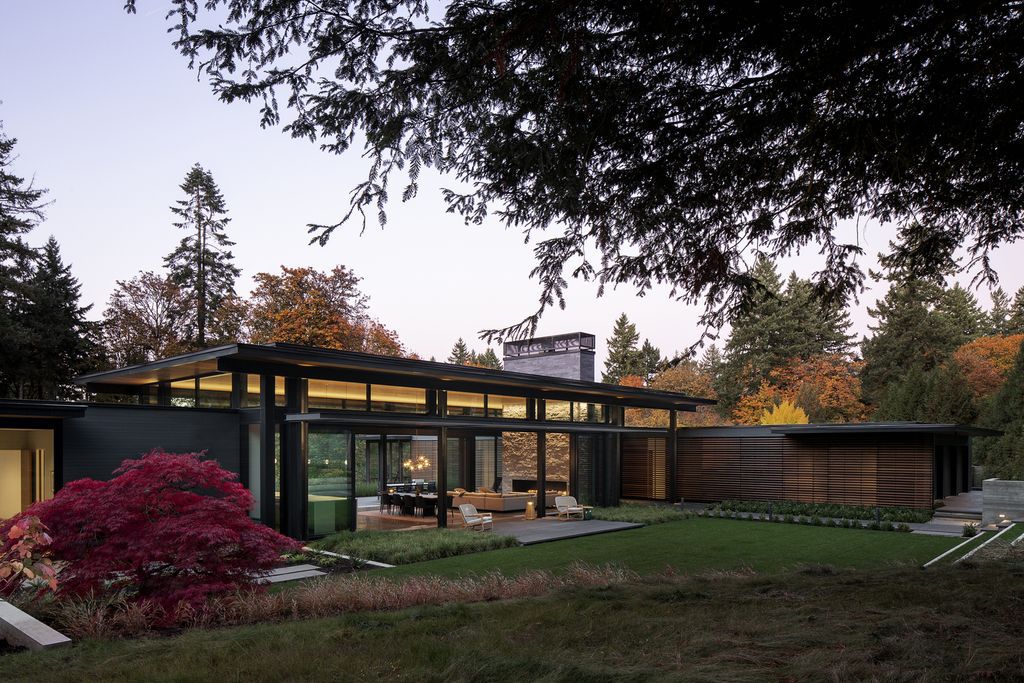 Graceful Glass Link House with nature connection by Edwards Architecture