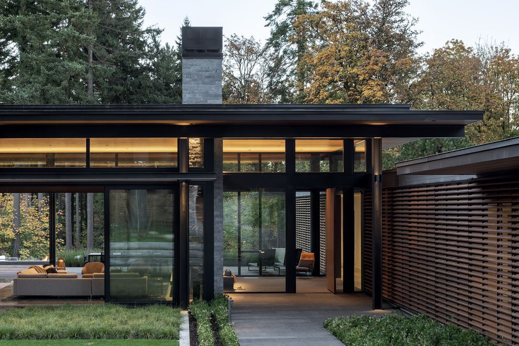 Graceful Glass Link House with nature connection by Edwards Architecture