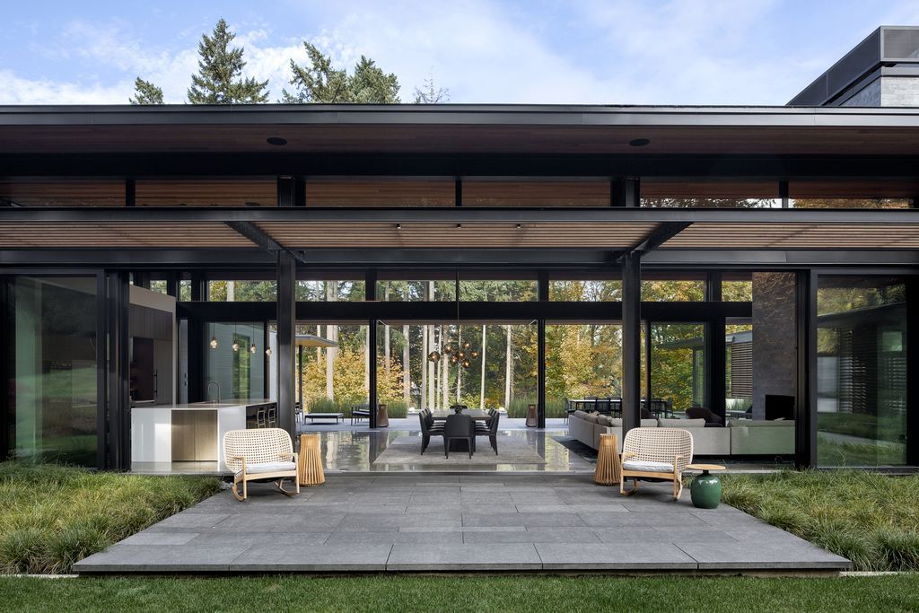 Graceful Glass Link House with nature connection by Edwards Architecture